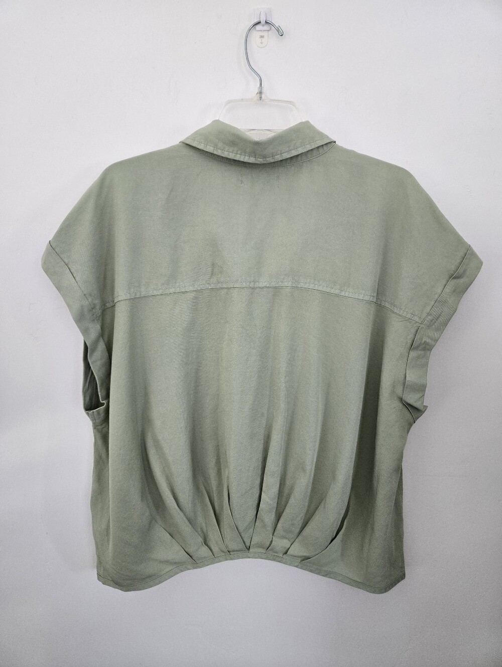 KUT from the Kloth cuffed sleeves sage green short-sleeve button-up top. Size XL - Picture 4 of 8